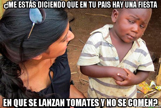 Esceptico_nino_negro - Parece que el niño no entiende mucho la idea detrás de la tomatina