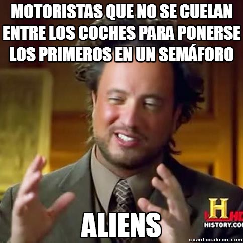 aliens,entre coches,motoristas,primeros,semáforos
