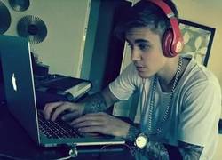 Enlace a La foto de Bieber que nos da la clave para saber qué opina de su propia música