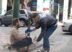 Enlace a Gente como esta hace saber que no todos son egoístas