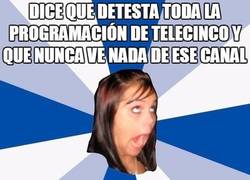 Enlace a A las posers televisivas al final siempre se les acaba viendo el plumero