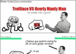 Enlace a Trollface vs... ¿¡Overly Manly Man!? ¿Será una batalla muy injusta?