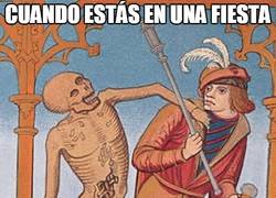 Enlace a Siempre se te acercan en una fiesta las que menos quieres, si es que se te acerca alguna...