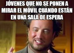 Enlace a Esa obsesión que tienen los jóvenes por mirar el móvil en una sala de espera...