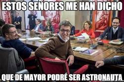 Enlace a El pequeño Errejón nunca pierde la ilusión