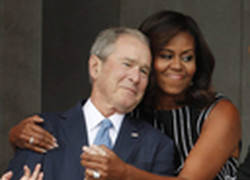 Enlace a Michelle Obama y el abrazo que llenó internet de memes