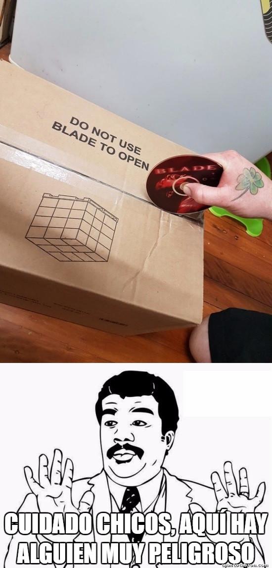 Meme_otros - Cuando te quieres hacer el malote ignorando las instrucciones de la caja