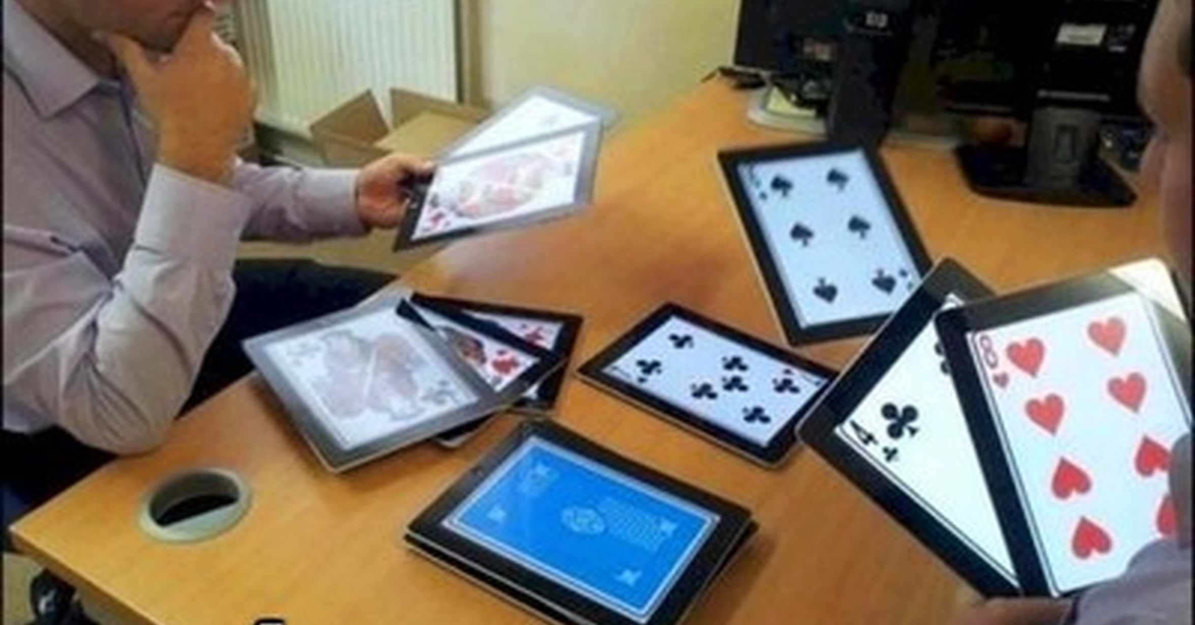 Настольная игра секрет. Деньги арт. Как играть в игру богач. Экономическая настольная игра. Настольная игра деньги.