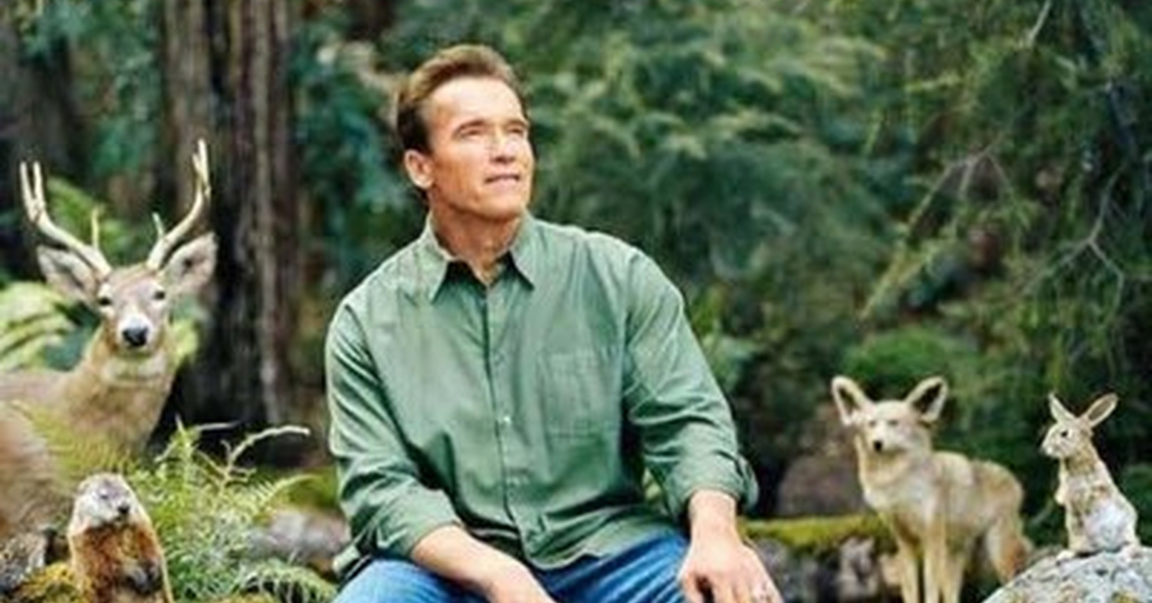 Cuánto cabrón / Arnold se convierte en carne de montajes al posar en este bosque con animales