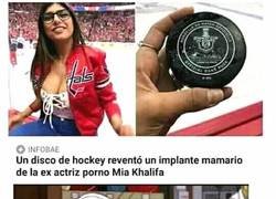 Enlace a El tremendo accidente que tuvo Mia Khalifa con un disco de hockey hielo