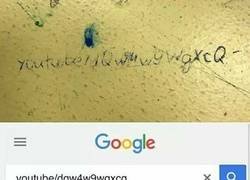 Enlace a Troleando a lo grande escribiendo en una pared un vídeo de YouTube