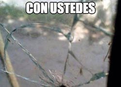 Enlace a el superhéroe definitivo impactó contra el cristal