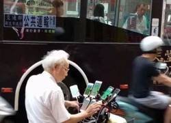 Enlace a Este señor jugando Pokémon Go nos lleva años de ventaja