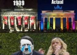 Enlace a Hitler se está retorciendo en su tumba