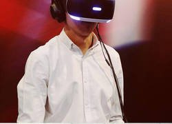 Enlace a Íñigo Errejón sube una foto suya probando la realidad virtual e internet se llena de memes