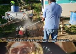 Enlace a Se lava a sí misma mientras trabaja...