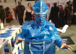 Enlace a El papa Emeritus deja Ghost y se pasa a Ikea