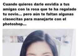Enlace a Esa rosa que te ha regalado tu novio no parece muy creíble...