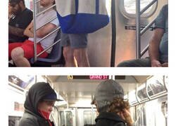 Enlace a Así lleva la gente a sus perros en el metro de Nueva York
