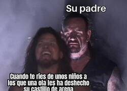 Enlace a Los críos se quedaron sin castillo, pero él lo mismo se queda sin dientes...