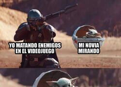 Enlace a La novia disfrutando de los videojuegos