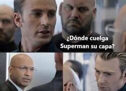 Enlace a Capitán América y la capa de Superman