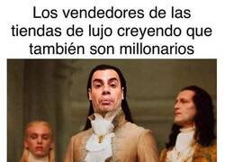 Enlace a Te miran por encima del hombro