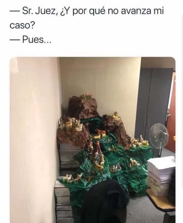 Meme_otros - Hemos montado el belén encima