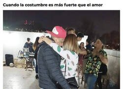 Enlace a Le robó, y no precisamente el corazón
