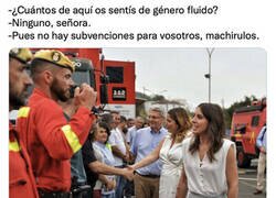 Enlace a Irene Montero visita a los bomberos