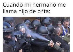 Enlace a Está tan confuso que se hirió a sí mismo