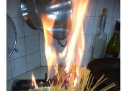 Enlace a Personas a las que no deberían dejarlas acercarse a una cocina