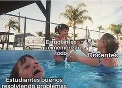 Enlace a Se premia el vomitar todo lo memorizado