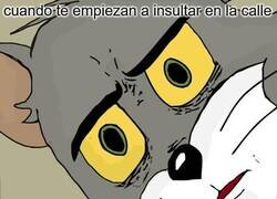 Enlace a Hay gente con los tornillos de la cabeza muy aflojados