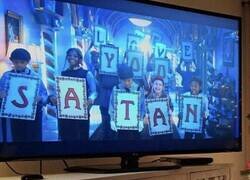 Enlace a El niño que lleva la 'N' debía estar en el centro...