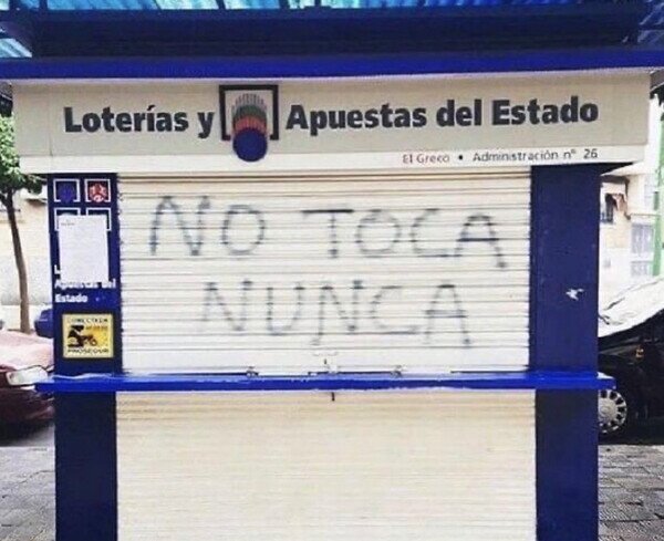 Otros - La gente acercándose a su puesto de lotería después de El Gordo