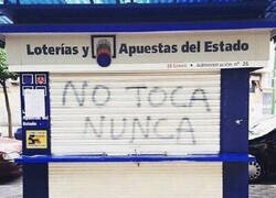 Enlace a La gente acercándose a su puesto de lotería después de El Gordo