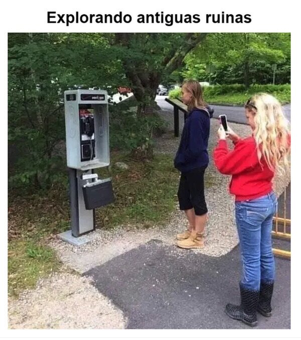 Meme_otros - Cuando no había móviles, solo así se podía llamar desde la calle