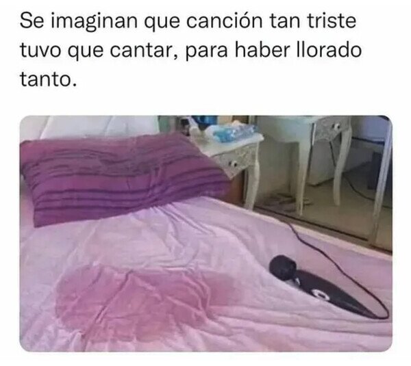 Meme_otros - Espera... Eso no son ni un micrófono ni lágrimas...