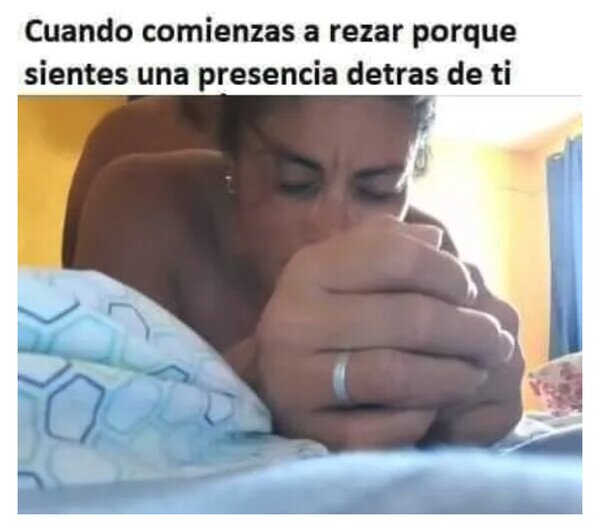 Meme_otros - Creo que no está rezando...