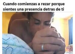 Enlace a Creo que no está rezando...