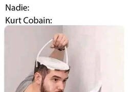 Enlace a Pintó una pared con su cabeza