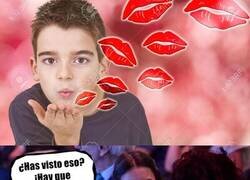 Enlace a Cuidado con los besos, que no está el horno para bollos...