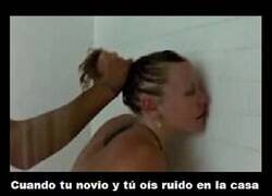 Enlace a Pareja cotilla trabajando en equipo...