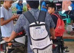 Enlace a El que llevaba mochila blanca al colegio