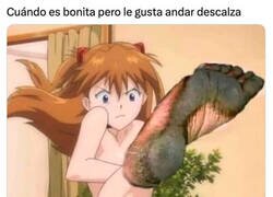 Enlace a Le gusta andar descalza