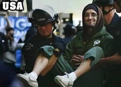 Enlace a En los balcanes son los manifestantes los que se llevan a la policía