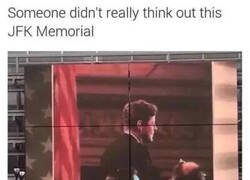 Enlace a Alguien no pensó bien al hacer el homenaje a Kennedy