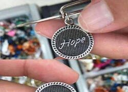 Enlace a La insignia de la... ¿esperanza?