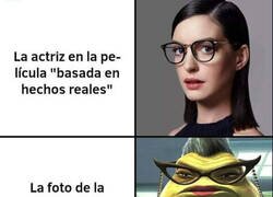 Enlace a Ambas llevan gafas